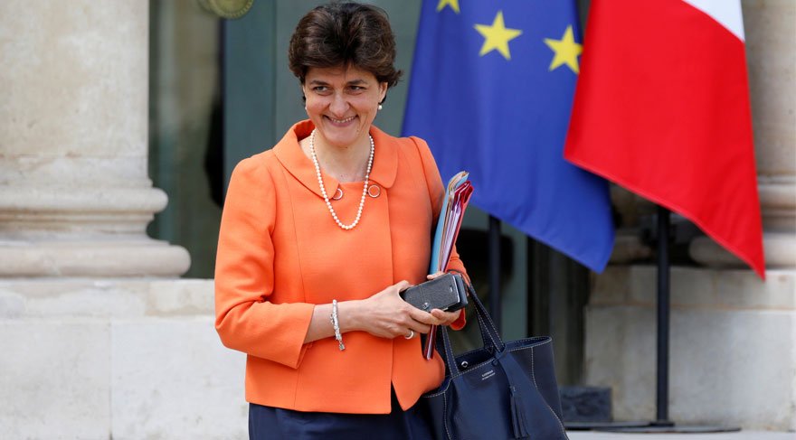Fransa’da kadın savunma bakanı istifa etti