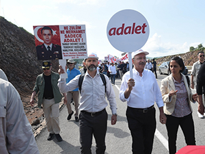 O yarbay da yürüyor!