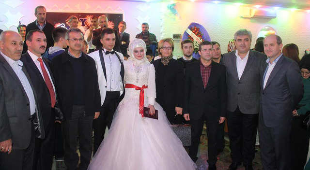 AKP’liler Temcilcilerini mutlu gününde yalnız bırakmadı