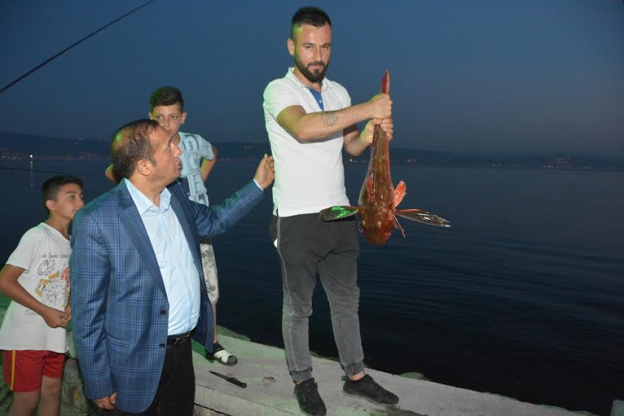  Sahil turu yaptı,  vatandaşlarla görüştü