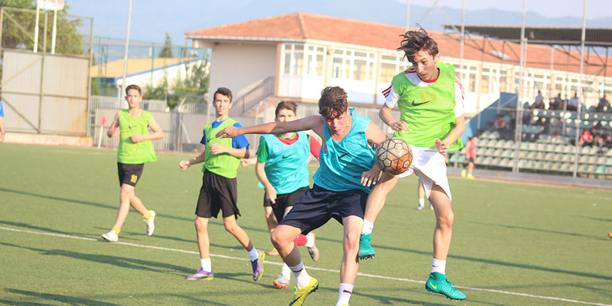 Gençler, yeşil siyah için sahada