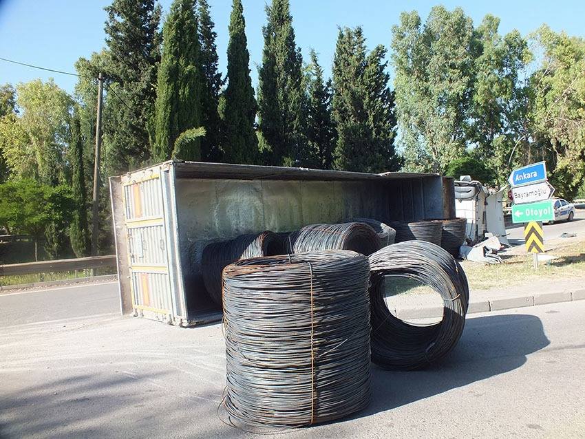 Virajı alamayan TIR devrildi