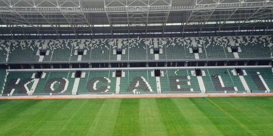 Stadyumda 'Kocaeli' yazısı tamam