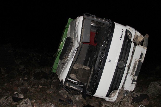 Çöp kamyonundan düşen işçi öldü