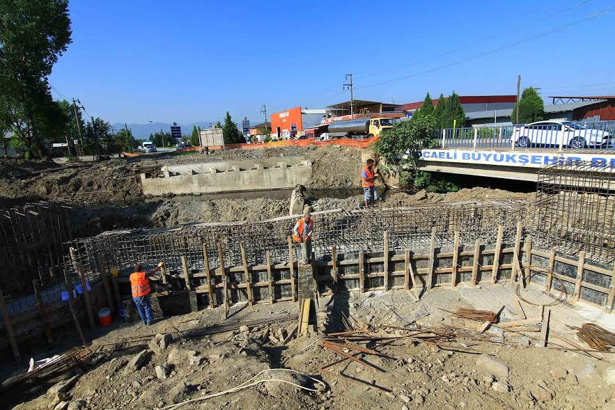 Köprünün ayakları tamamlanıyor