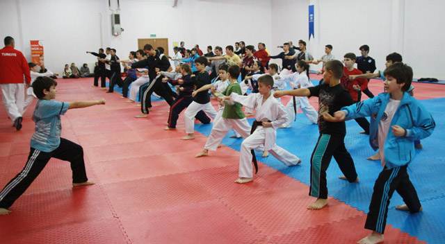 Sporcular velileriyle idman yapıyor