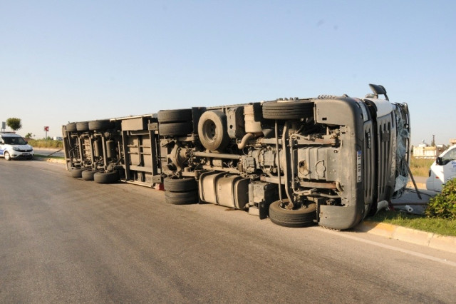 Virajı alamayan TIR devrildi