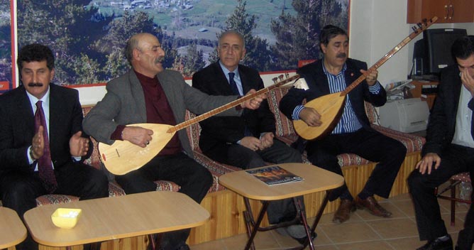 Ozanlar sazlarını Hamşioğlu için çaldı