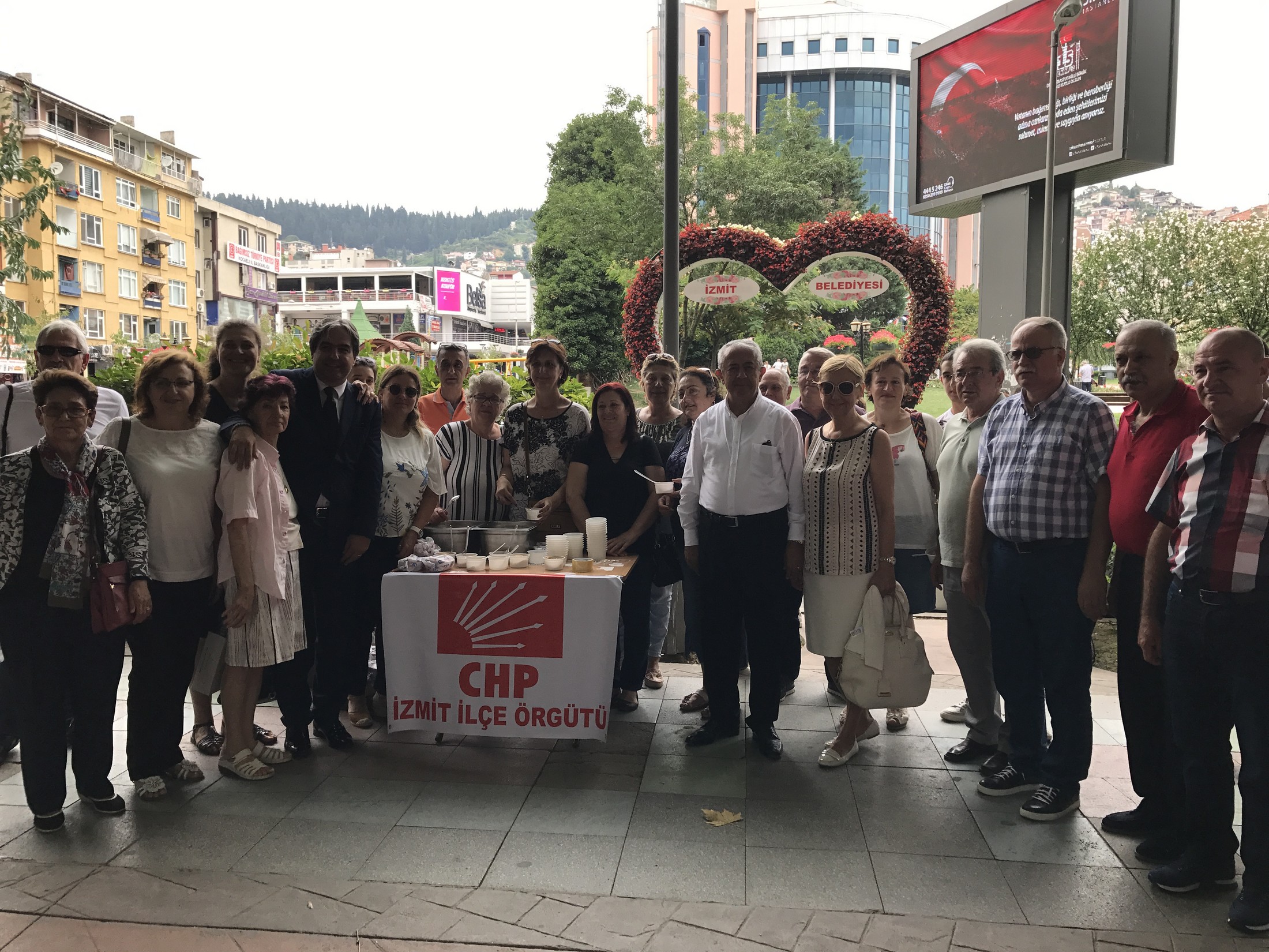 CHP 15 Temmuz şehitleri için lokma dağıttı