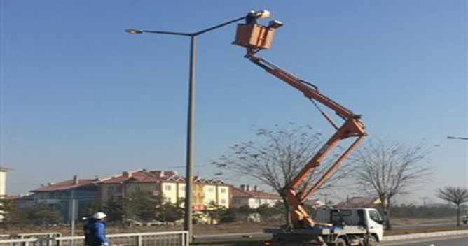 D-100 üzerindeki aydınlatma çalışmaları hızla sürüyor