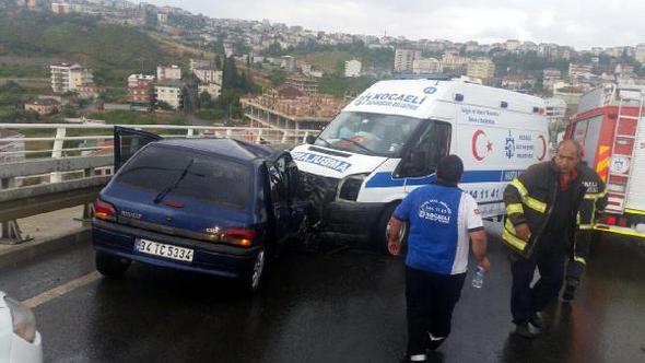 Ambulans kaza yaptı: 3 yaralı