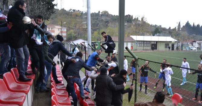 ÇİÇEK VERDİLER TEKME YEDİLER