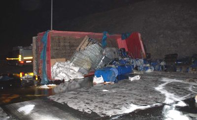  Kimyasal madde dolu TIR devrildi