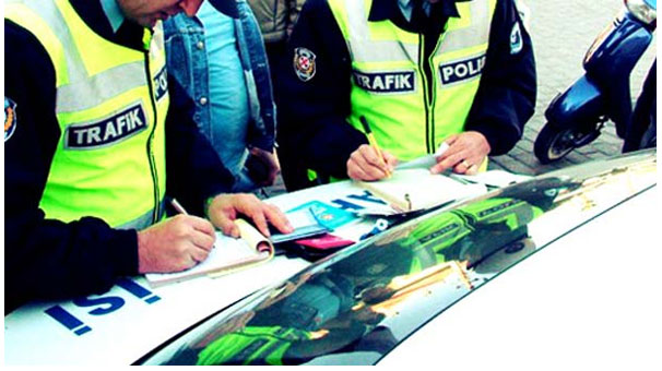 Polis parklarda ceza yağdırdı