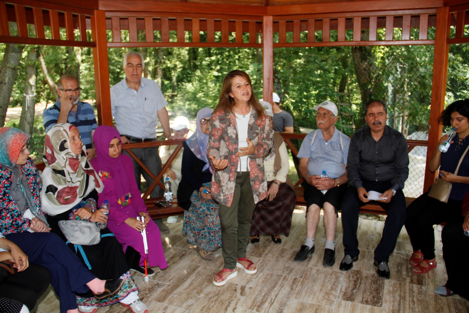 Huzurevi sakinleri doğada yürüyüş yaptı