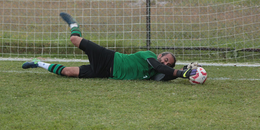 Yeşil siyahlı ekibin kalecileri sıkı çalışıyor