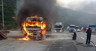 Seyir halindeki TIR yandı