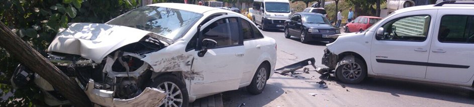 İki araç kafa kafaya çarpıştı