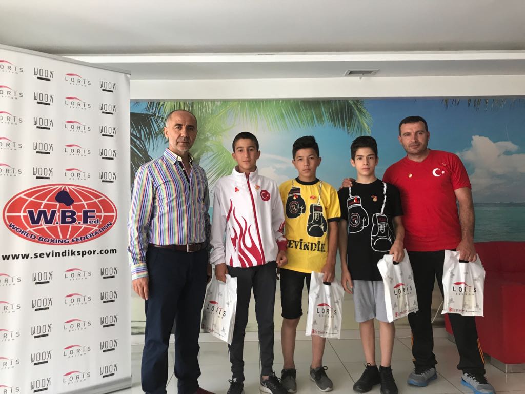 Sevindik şampiyonları ödüllendirdi