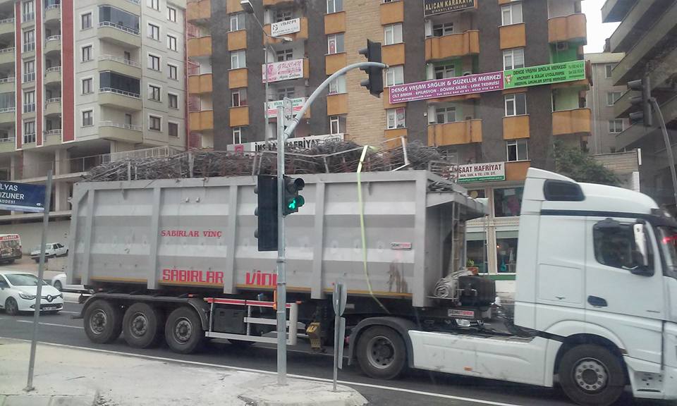 Demir hurdaları böyle taşındı!