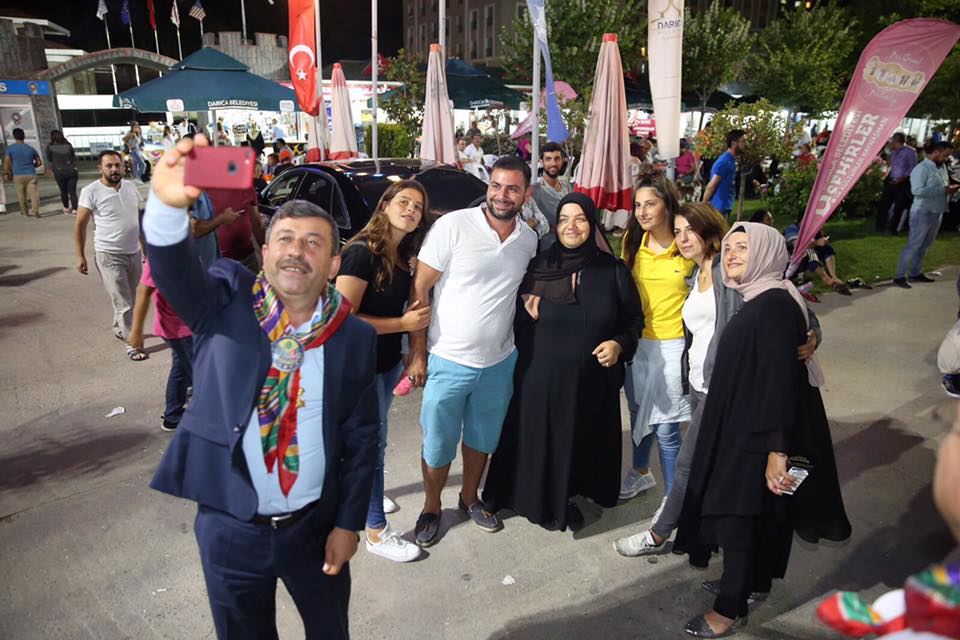 Başkan Karabacak selfie çekti