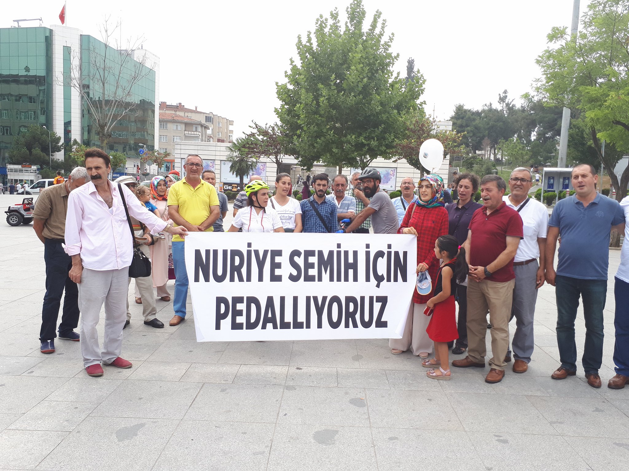 Bisikletle yola devam etmelerine izin verilmedi