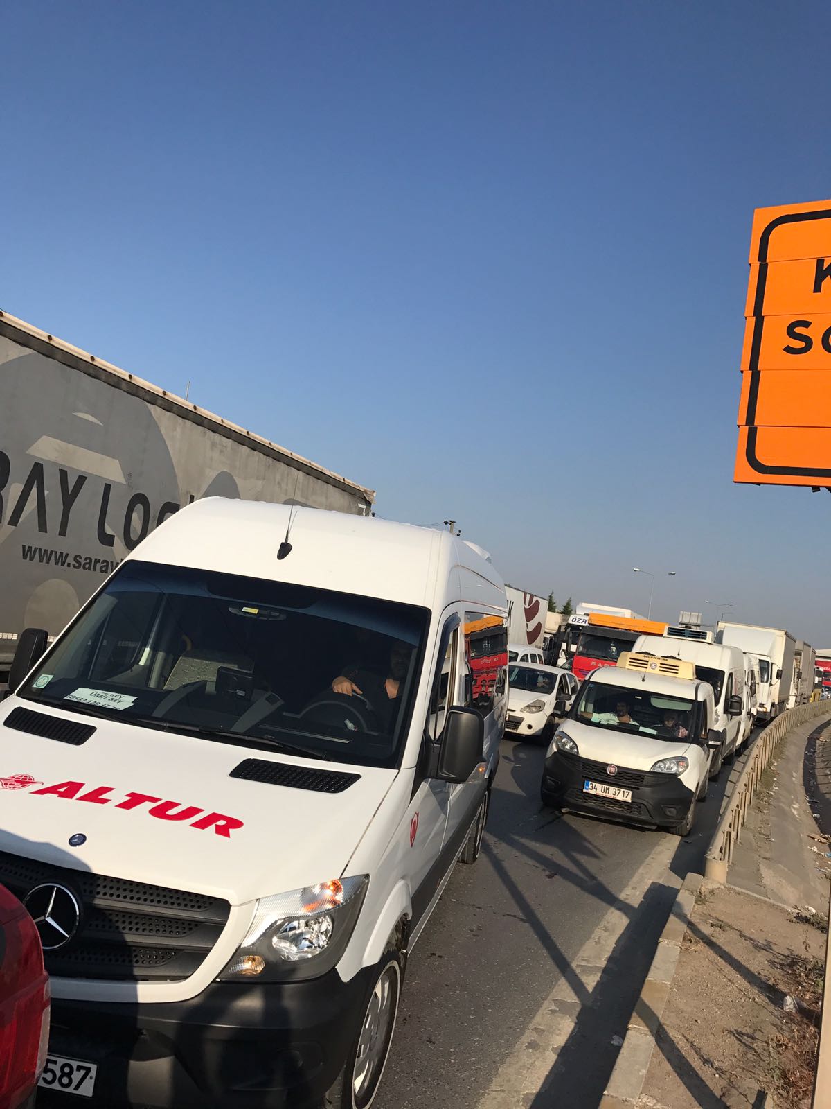 Şekerpınar kavşağı çıldırtıyor!