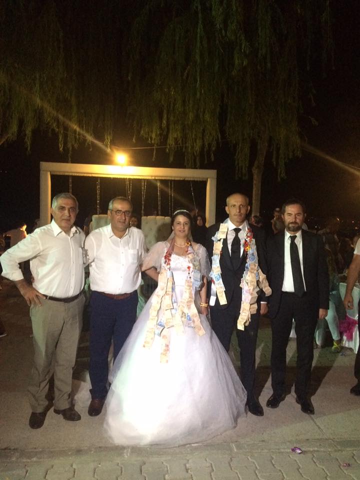 Akar acıları ve sevinçleri de paylaşıyor