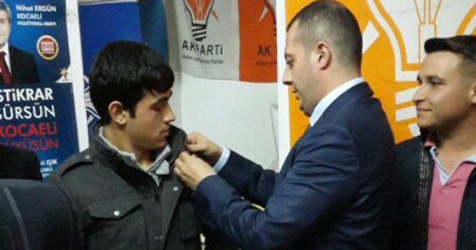 AK Gençlikten gençlere rozet