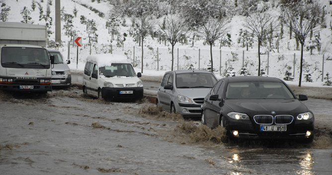 Baraj çevresinde yol kayıyor