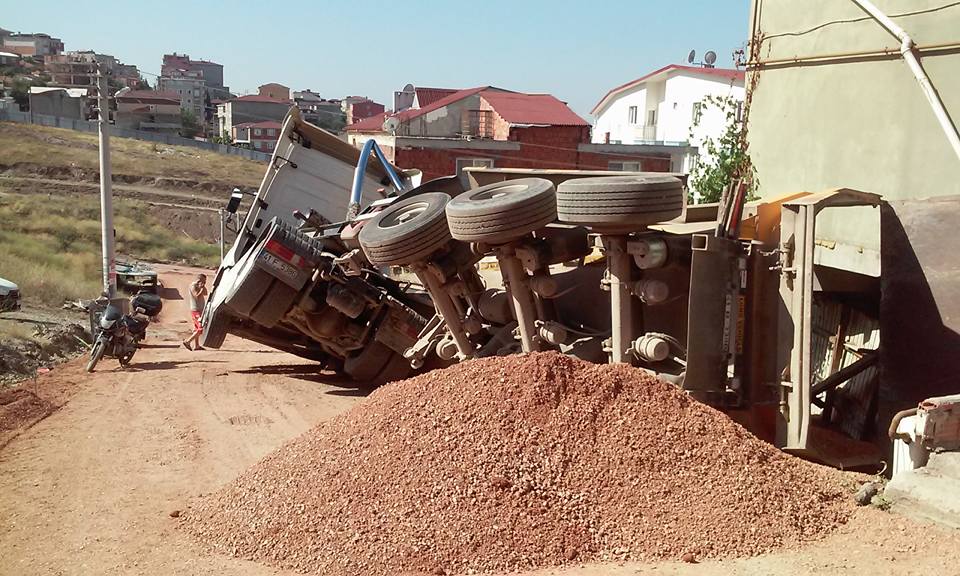 Mıcır kamyonu yan yattı!