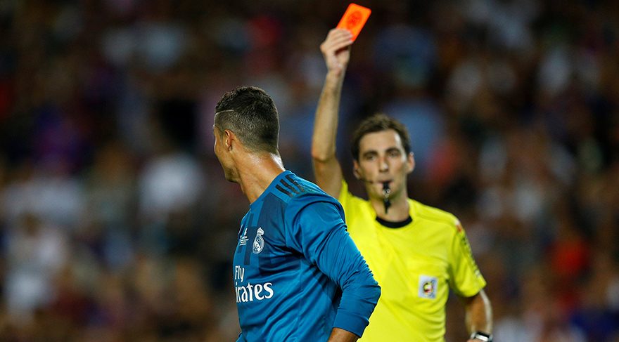 Ronaldo kırmızı kart sonrası çıldırdı, hakemi itti!