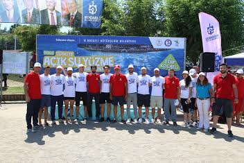 Başkan vatandaşlarla kulaç attı