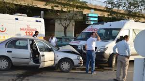 Servis aracı ile otomobil çarpıştı: 2 yaralı