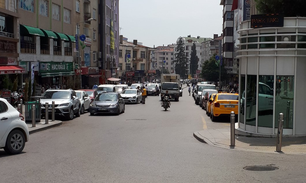 Atatürk  Caddesi’nde çift sıra park