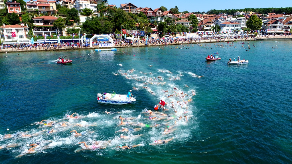 Açıksu Yüzme Yarışması’nın son  etabında 416 sporcu kulaç attı
