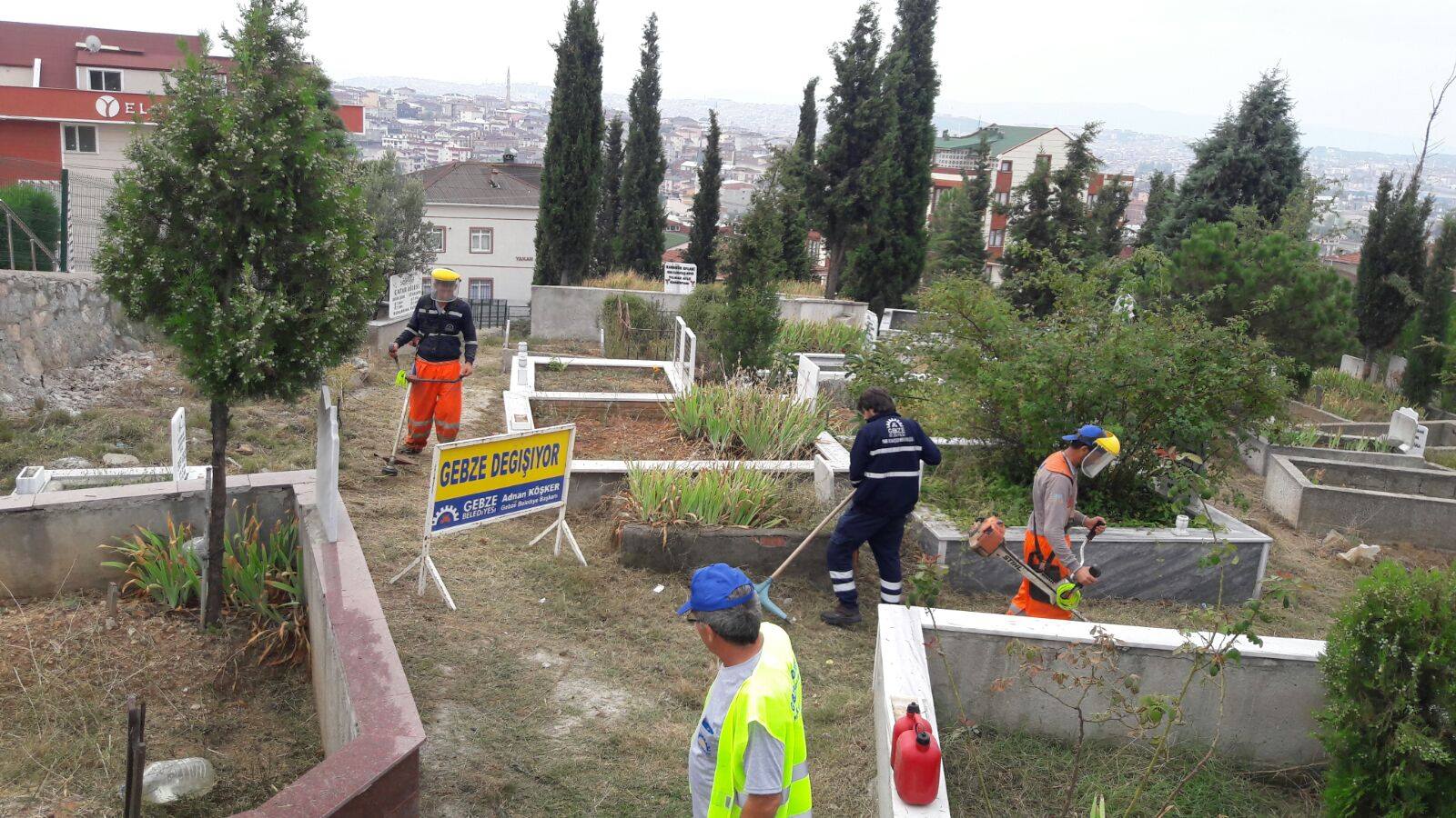 Mezarlıklarda hummalı çalışma