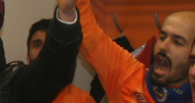 Mehmet Yılmaz sazı eline aldı