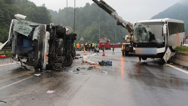 Yollar kan gölüne döndü, 86 kişi öldü