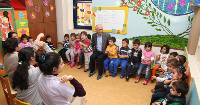 Başkan Akbaş, çocuklarla