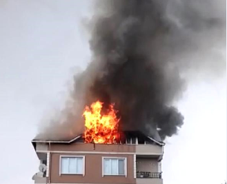 Yıldırımın düştüğü çatı yandı