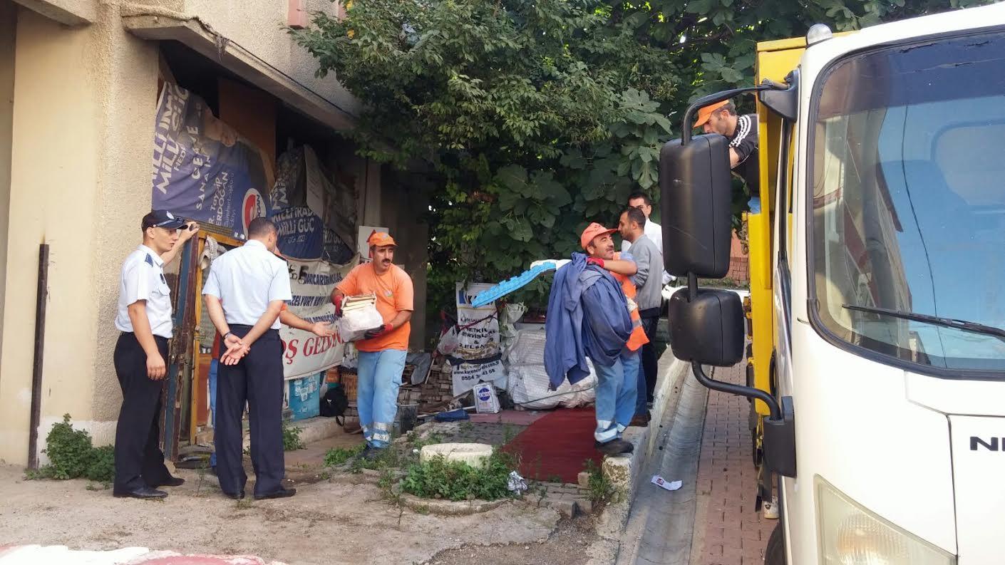 Evinden iki kamyon çöp çıktı