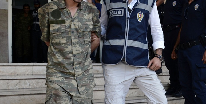 22 asker gözaltına alındı