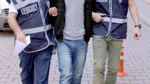 Yolda yürüyen kadının çantasını gasp ettiler!