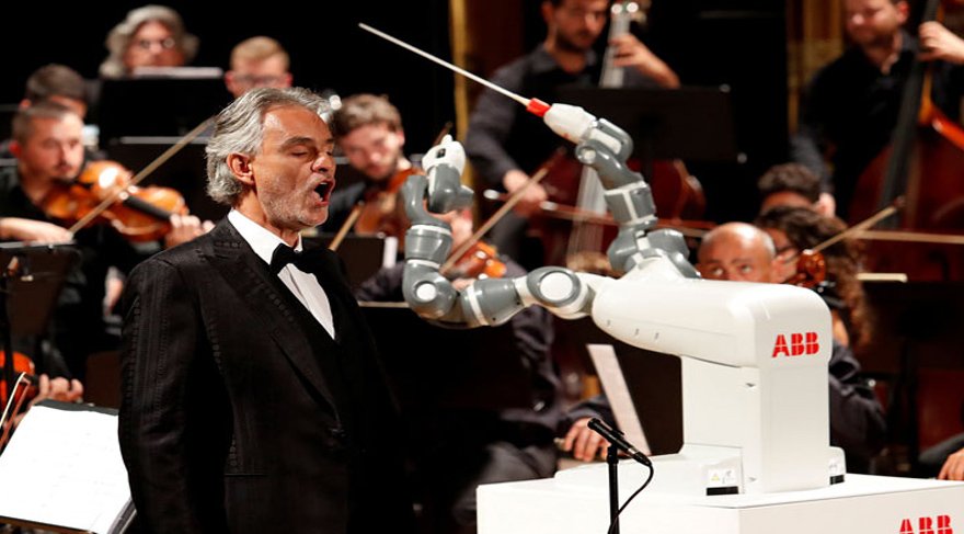 İnsansı robot, orkestra yönetti!
