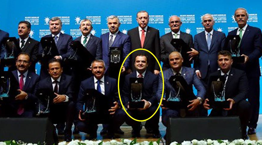 FETÖ’den 30 yıl hapsi istenen AKP’li başkana ödül verildi