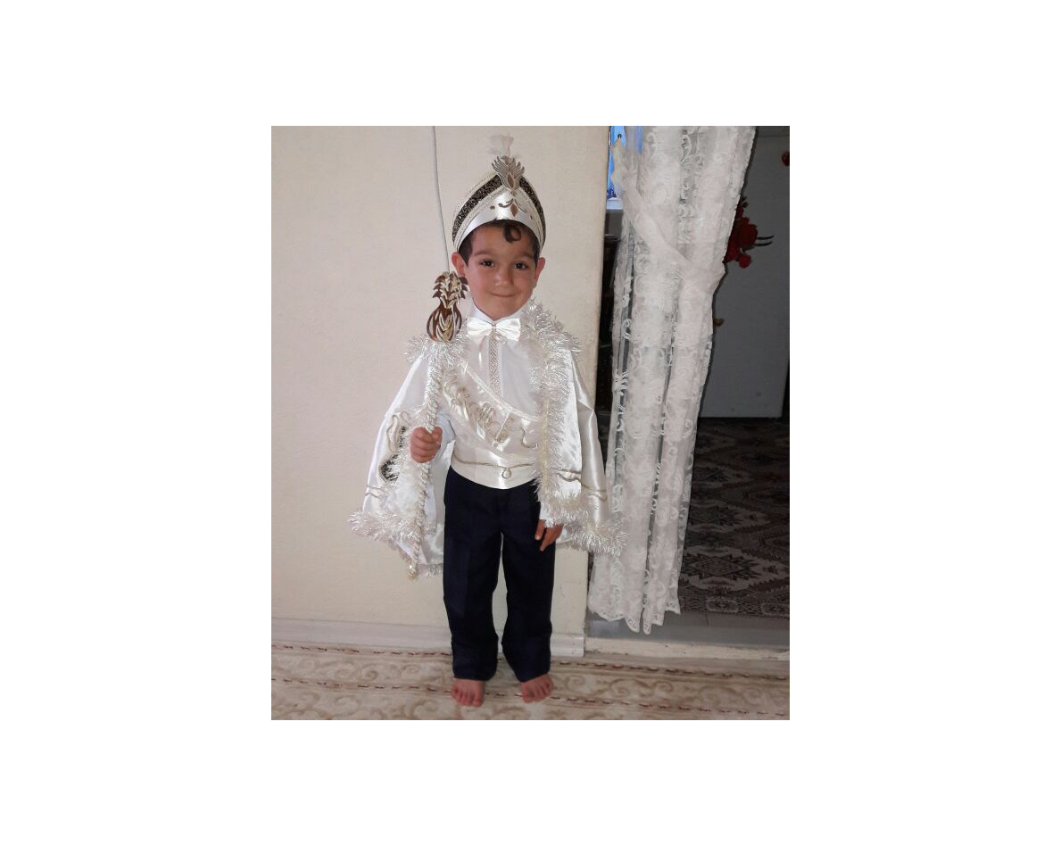 Duygu Güldalı oğlunu sünnet ettiriyor