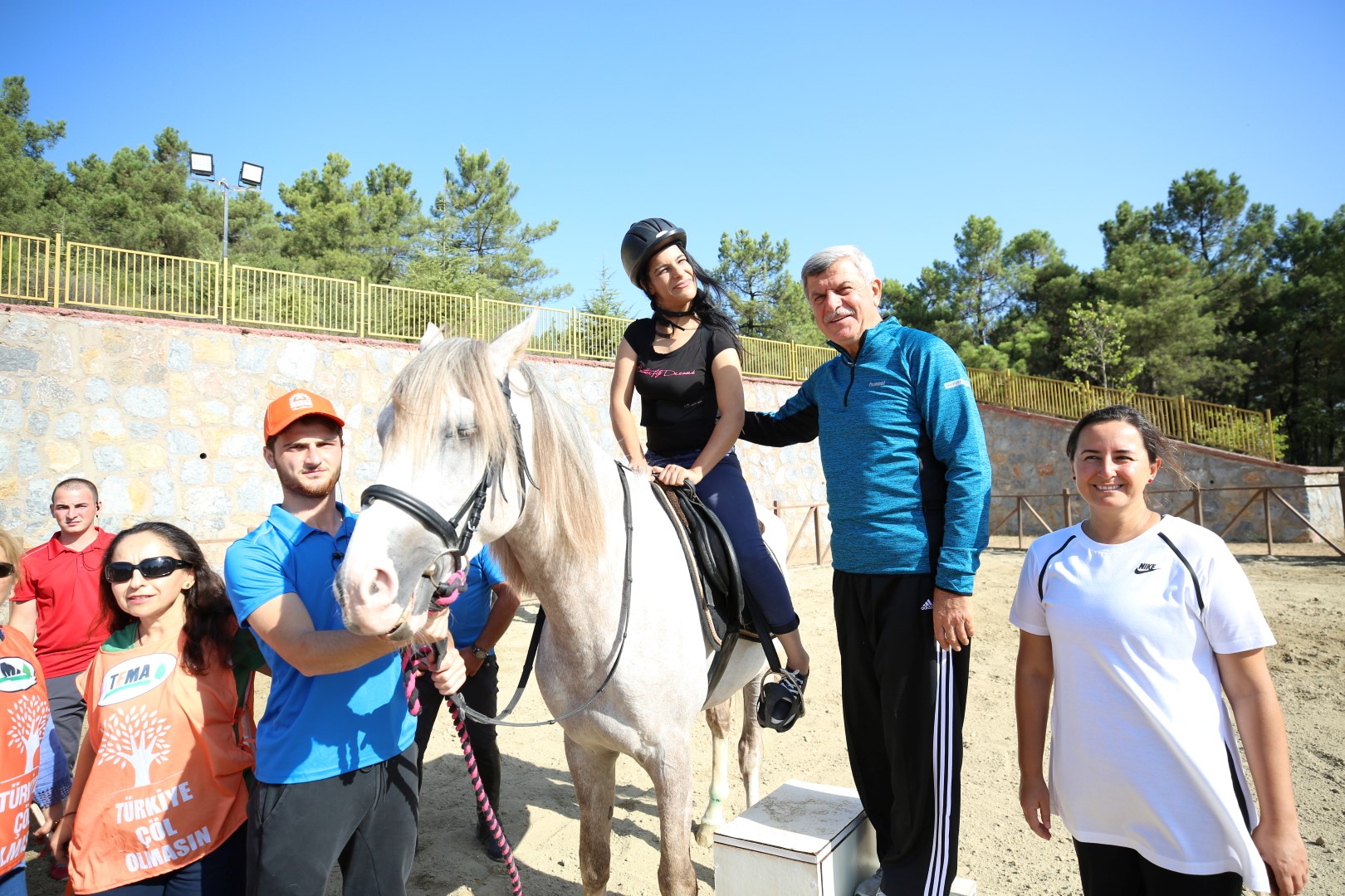 Heyecanlarına ortak oldu,  Ata binmelerine eşlik etti