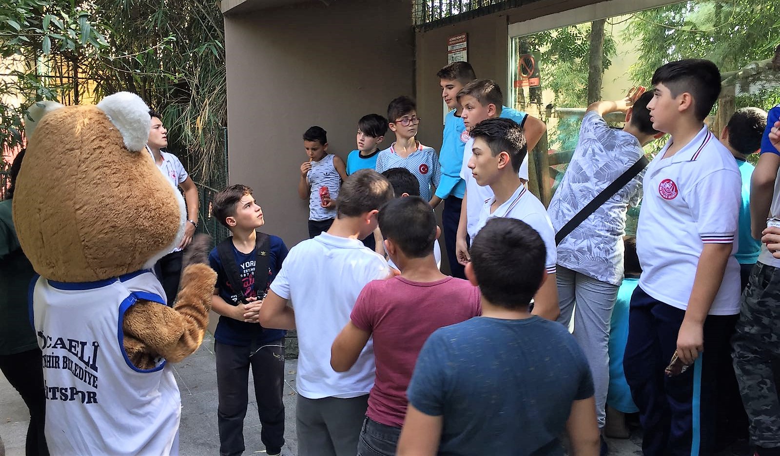 Minik güreşçiler hayvanat bahçesini gezdi