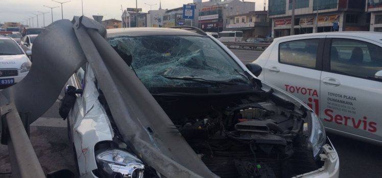 Araç bariyerlere çarptı